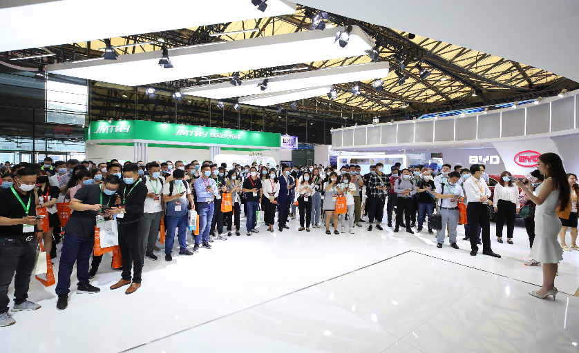 上海服裝展覽搭建公司分析 什么樣的職業(yè)裝才能吸引更多得觀眾！